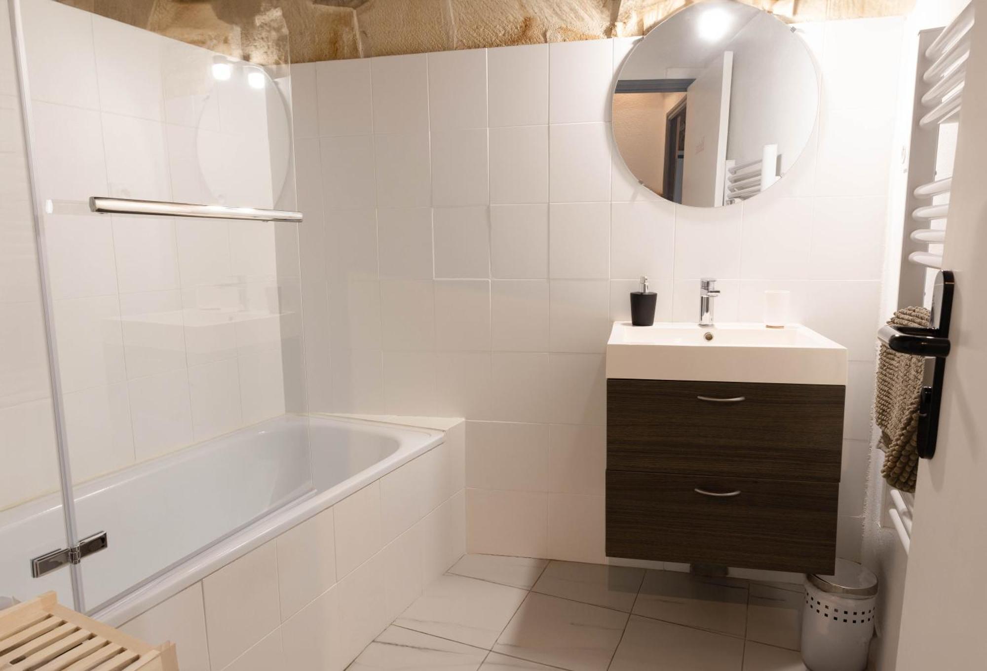 Immeuble 3 Apparts Centre Historique St Gilles Maisoncarreeconciergerie Saint-Gilles  Eksteriør billede