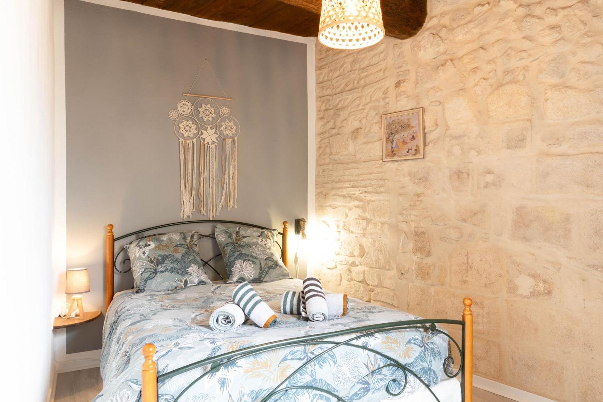 Immeuble 3 Apparts Centre Historique St Gilles Maisoncarreeconciergerie Saint-Gilles  Eksteriør billede