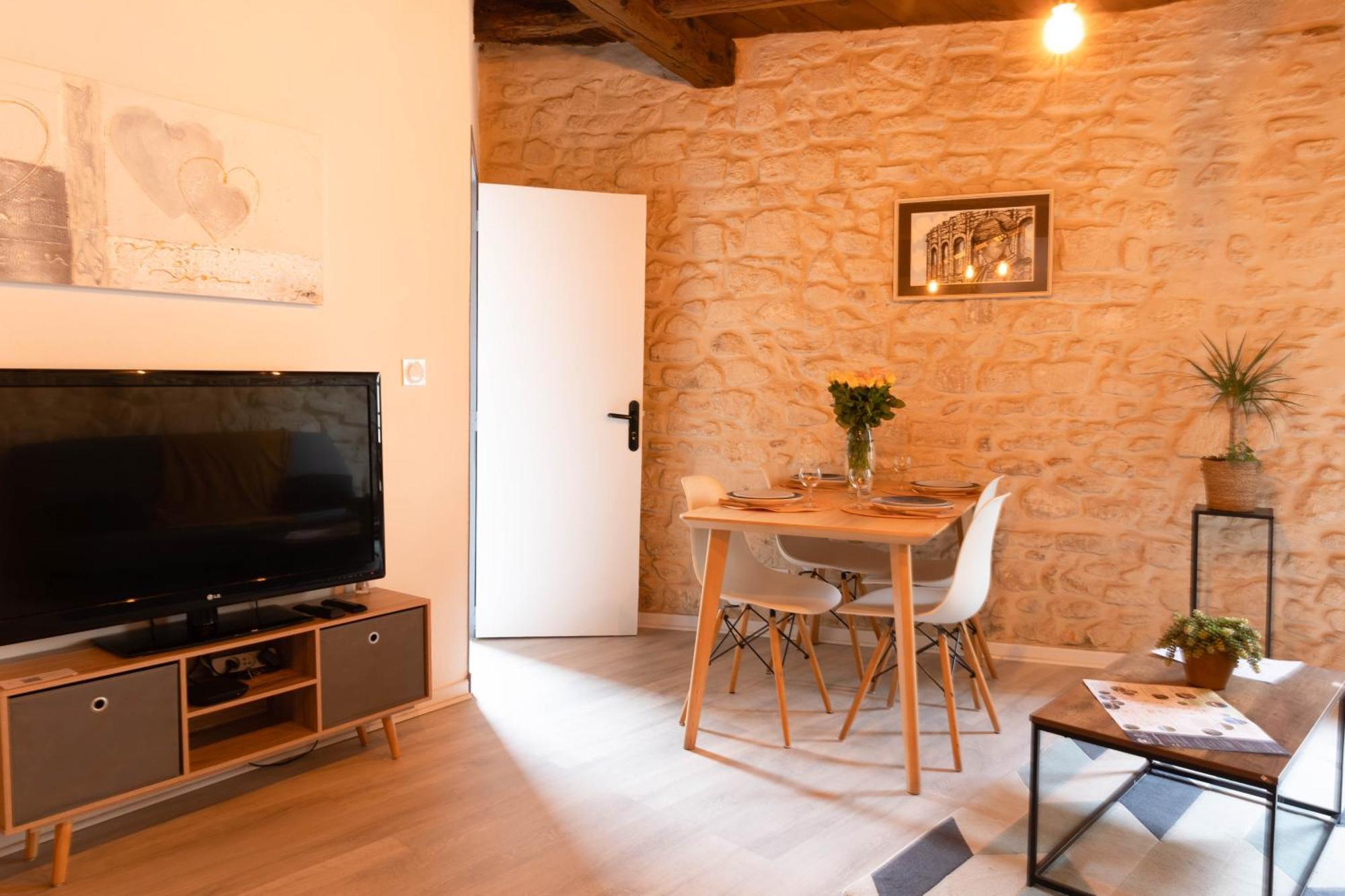 Immeuble 3 Apparts Centre Historique St Gilles Maisoncarreeconciergerie Saint-Gilles  Eksteriør billede