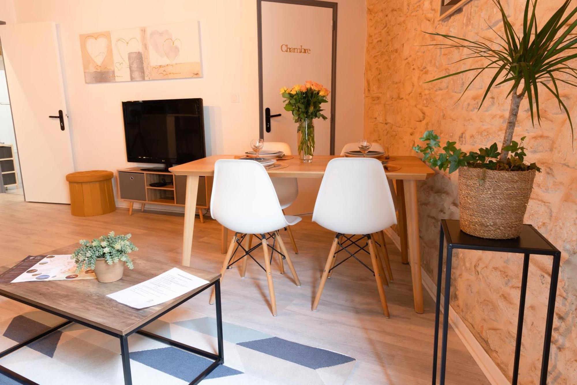 Immeuble 3 Apparts Centre Historique St Gilles Maisoncarreeconciergerie Saint-Gilles  Eksteriør billede